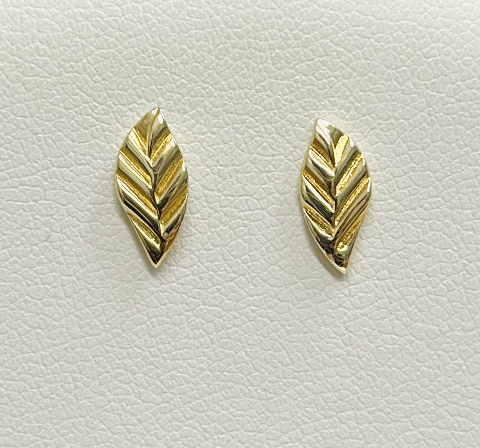 The secret garden oak leaf earrings by Pippa Small | Finematter